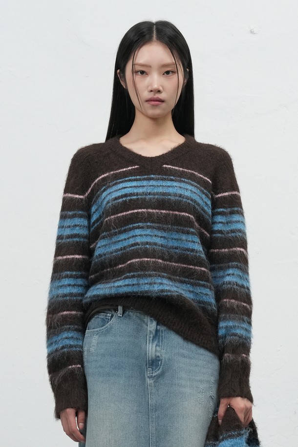 [25FW] WOMAN 헤어리 스트라이프 루즈 풀오버는 부드러운 울 소재로 제작되어 포근한 착용감을 선사합니다. 가을과 겨울에 어울리는 두꺼운 두께감과 긴 소매 기장, 라운드넥 디자인으로 따뜻함을 더했습니다. 헤어리 텍스처와 스트라이프 패턴이 어우러져 캐주얼하면서도 세련된 분위기를 연출합니다. 넉넉한 루즈핏으로 편안하게 착용 가능하며, 겨울 데일리룩, 카페룩, 데이트룩 등 다양한 스타일을 소화할 수 있습니다. 브라운과 블루 두 가지 색상으로 출시되어 취향에 맞게 선택할 수 있습니다.
