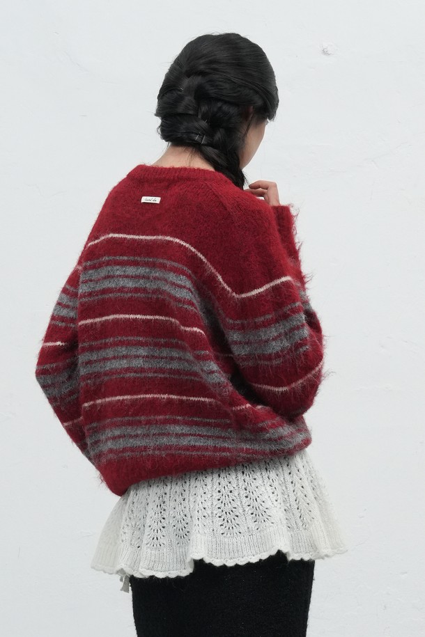 [25FW] WOMAN 헤어리 스트라이프 루즈 풀오버는 부드러운 촉감의 헤어리 원사를 사용하여 포근함을 더한 여성 니트/스웨터입니다. 가을, 겨울 시즌에 어울리는 두꺼운 두께감과 루즈핏으로 편안하게 착용 가능하며, 캐주얼 스타일을 연출하기 좋습니다. 레드 브라운, 차콜 두 가지 색상으로 출시되었으며, 브이넥 라인과 긴 소매, 스트라이프 패턴이 특징입니다. 새들 숄더 디자인과 브랜드 라벨 디테일로 포인트를 더했으며, 신축성이 있어 활동성을 높였습니다. 겨울 데일리룩, 카페룩, 모임룩 등 다양한 TPO에 활용할 수 있는 아이템입니다.
