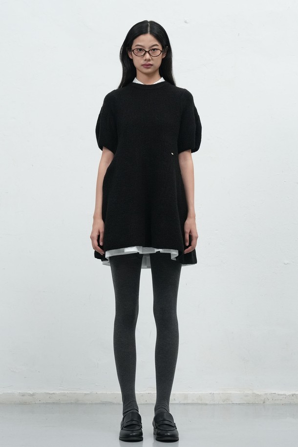 [25FW] WOMAN 벌룬 슬리브 미니 플레어 원피스 [2COL]는 로맨틱한 무드의 여성 의류입니다. 레드와 블랙 두 가지 색상으로 출시되었으며, 봄, 가을, 겨울 계절에 착용하기 좋습니다. 아크릴, 나일론, 스판덱스 혼방의 프리미엄 소재로 제작되어 부드러운 촉감을 선사합니다. 하치 니트 패턴과 라운드넥 디자인, 벌룬 플레어 실루엣, 퍼프 슬리브 디테일이 특징이며, 허리 라인부터 자연스럽게 퍼지는 플레어 스타일이 여성스러운 분위기를 연출합니다. 신축성이 있어 편안하게 착용할 수 있으며, 데이트룩, 모임룩, 겨울 데일리룩으로 활용하기 좋습니다.
