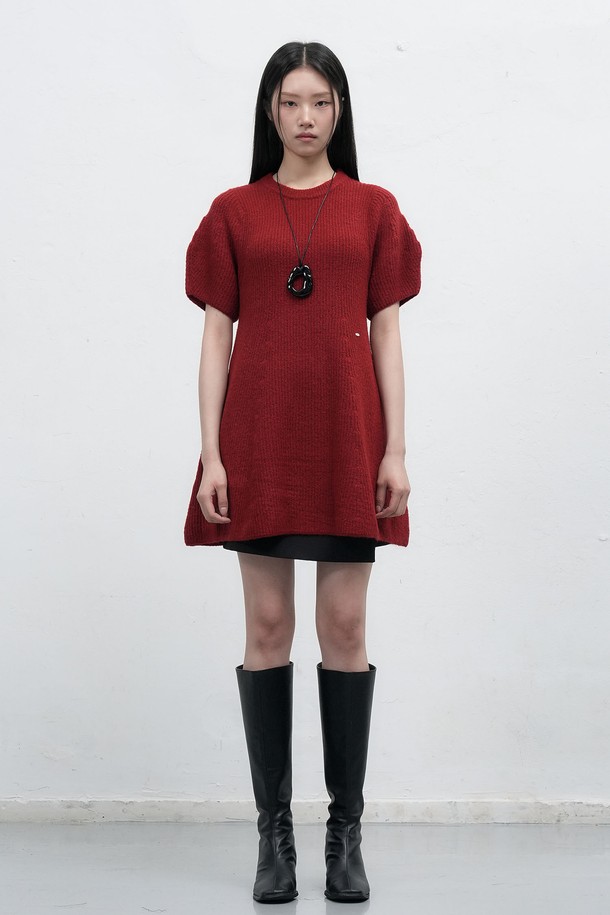 25FW WOMAN 벌룬 슬리브 미니 플레어 원피스 [2COL]는 우아한 스타일을 연출하는 여성용 미니 원피스입니다. 가을, 겨울 시즌에 어울리는 디자인으로, 라운드넥과 벌룬 슬리브 소매가 특징입니다. 플레어 치마핏으로 사랑스러운 실루엣을 선사하며, 데이트룩, 모임룩, 겨울 데일리룩 등 다양한 TPO에 활용하기 좋습니다. 클래식, 미니멀, 로맨틱한 스타일을 즐기는 분들께 추천하며, 2가지 컬러 옵션으로 만나보실 수 있습니다. 25FW (2025 가을/겨울) 시즌의 신상품입니다.
