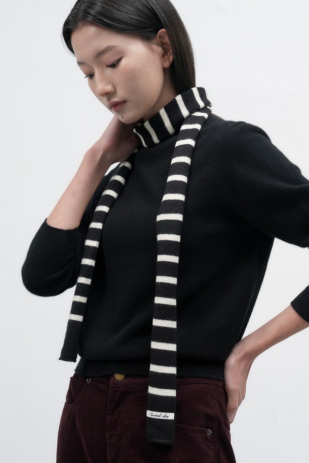 WOMAN (우먼) 스트라이프 니트 스카프는 부드러운 니트 소재로 제작되어 가을, 겨울철 따뜻하게 착용하기 좋은 여성용 스카프입니다. 블랙, 화이트 컬러의 3가지 컬러 구성으로, 베이직하고 캐주얼한 스타일에 미니멀한 포인트를 더합니다. 스트라이프 패턴이 경쾌한 느낌을 주며, FREE 사이즈로 편안하게 착용할 수 있습니다. 캐주얼, 미니멀, 클래식 스타일을 즐기는 분들께 추천합니다.
