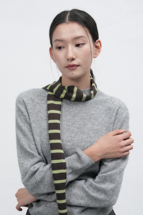 WOMAN (우먼) 스트라이프 니트 스카프 [3COL]는 부드러운 니트 소재로 제작되어 포근한 착용감을 선사합니다. 가을, 겨울철 데일리룩에 매치하기 좋은 아이템으로, 캐주얼, 클래식, 미니멀 스타일을 연출할 수 있습니다. 스트라이프 패턴과 3가지 컬러 구성으로 다양한 룩에 포인트를 더할 수 있습니다. 가을 나들이룩에도 활용하여 스타일리시함을 더해보세요. 부드러운 촉감으로 피부에 자극 없이 편안하게 착용 가능합니다.
