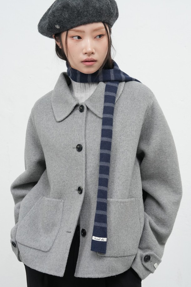 WOMAN (우먼) 스트라이프 니트 스카프 [3COL] / WBE3L96509는 여성용 스카프/머플러입니다. 아크릴과 나일론 혼방 소재로 제작되어 부드러운 촉감을 선사하며, 가을/겨울철 데일리룩에 활용하기 좋습니다. 슬림한 폭 디자인과 스트라이프 패턴이 클래식, 미니멀, 캐주얼 등 다양한 스타일에 잘 어울립니다. 블랙, 브라운, 다크 네이비 3가지 색상으로 출시되었으며, 로고 라벨이 디자인의 포인트입니다.
