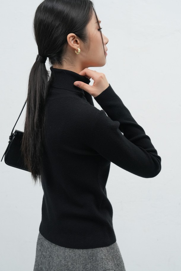 세련된 스타일을 완성해 줄 [25FW] WOMAN 데일리 리브드 터틀넥 풀오버입니다. 부드러운 레이온 혼방 소재로 제작되어 편안한 착용감과 고급스러운 외관을 동시에 선사합니다. 목을 감싸는 터틀넥 디자인으로 따뜻함을 더하며, 슬림핏으로 여성스러운 실루엣을 연출합니다. 화이트, 핑크, 블루, 블랙 4가지 다채로운 컬러로 출시되어 어떤 스타일에도 손쉽게 매치할 수 있습니다. 가을, 겨울 시즌 데일리룩, 오피스룩, 모임룩까지 폭넓게 활용해보세요.
