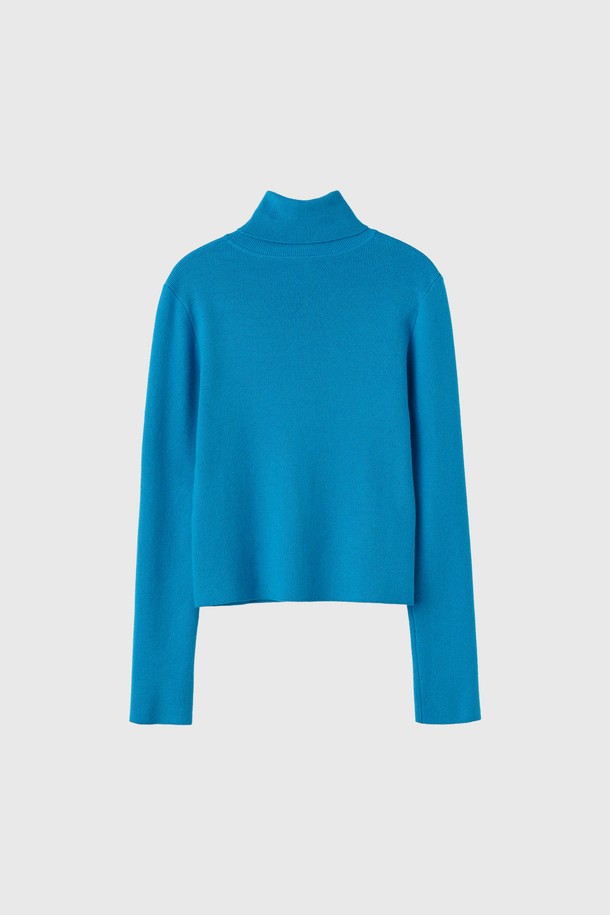 **[25FW] WOMAN 데일리 리브드 터틀넥 풀오버 [4COL] / WBE4L05525**는 부드러운 촉감과 슬림핏으로 여성스러운 실루엣을 연출하는 터틀넥 니트입니다. 레이온, 폴리에스테르, 나일론 혼방 소재로 제작되어 가을, 겨울 시즌에 적합하며, 신축성이 있어 편안한 착용감을 선사합니다. 베이직한 디자인과 무지 패턴으로 다양한 스타일 연출이 용이하며, 데이트룩, 카페룩 등 TPO에 맞춰 활용하기 좋습니다. 화이트, 핑크, 블루, 블랙 4가지 컬러로 출시되어 미니멀, 클래식, 캐주얼 등 폭넓은 스타일을 소화할 수 있습니다.
