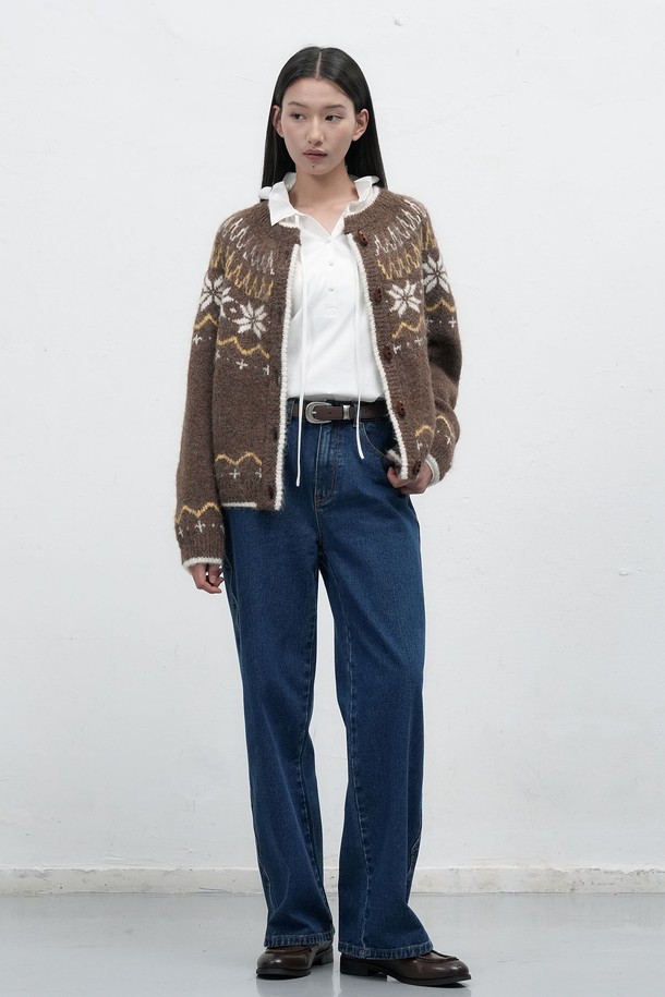 [25FW] WOMAN 울 노르딕 더플 가디건 [4COL] / WBD4L04550은 여성용 가디건으로, 가을과 겨울에 따뜻하게 입을 수 있습니다. 브라운 컬러의 울 소재로 제작되었으며, 두꺼운 두께감과 부드러운 촉감이 특징입니다. 노르딕 패턴과 더플 디자인이 더해져 캐주얼하면서도 클래식한 분위기를 연출합니다. 라운드넥에 긴 소매 기장, 레귤러핏으로 편안하게 착용 가능하며, 버튼으로 여밈 방식을 선택했습니다. 일상복으로 활용하기 좋은 아이템입니다.
