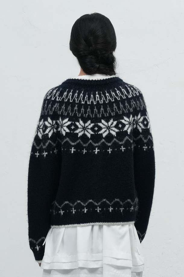 [25FW] WOMAN 울 노르딕 더플 가디건 [4COL] / WBD4L04550은 여성용 가디건입니다. 울 소재로 제작되어 부드러운 촉감과 두꺼운 두께감으로 가을, 겨울 시즌에 따뜻하게 착용할 수 있습니다. 캐주얼 스타일의 노르딕 패턴과 더플 스타일의 버튼 디테일이 특징이며, 레귤러핏과 크롭 기장으로 세련된 핏을 연출합니다. 블랙과 화이트 두 가지 컬러 옵션으로 만나보실 수 있으며, 긴 소매 디자인입니다. 라운드넥으로 제작되어 편안하게 착용 가능합니다.
