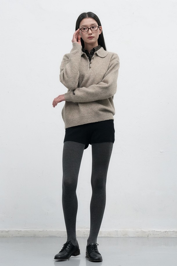 **[25FW] WOMAN 루즈핏 라운드 카라 풀오버 [3COL] / WBE4L05535**

가을과 겨울에 어울리는 여성용 루즈핏 라운드 카라 풀오버입니다. 아이보리, 베이지, 네이비 3가지 색상으로 출시되었으며, 클래식하고 미니멀한 스타일을 연출하기 좋습니다. 폴리에스터, 아크릴, 폴리우레탄 혼방 소재로 제작되어 부드러운 촉감과 약간의 두께감을 느낄 수 있습니다. 소매 립 디테일과 버튼 디테일이 더해져 포인트를 주며, 가벼운 소재에 신축성이 있어 편안하게 착용 가능합니다. 데이트룩이나 겨울 데일리룩으로 활용하기 좋은 아이템입니다.
