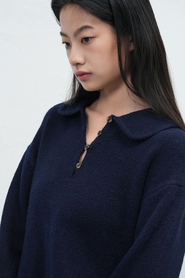 [25FW] WOMAN 루즈핏 라운드 카라 풀오버는 여성 의류 상의로, 가을과 겨울에 착용하기 좋은 니트/스웨터입니다. 아이보리, 베이지, 네이비 3가지 색상으로 출시되었으며, 루즈핏 라운드 카라 디자인이 특징입니다. 폴리에스테르, 아크릴, 폴리우레탄 혼방 소재로 제작되어 부드러운 촉감과 가벼운 착용감을 제공하며, 약간 두꺼운 두께감으로 따뜻하게 입을 수 있습니다. 단추 고리 디테일 플라켓과 소매 끝 직조 라벨 포인트가 디자인의 퀄리티를 높이고, 신축성이 있어 편안하게 활동할 수 있습니다. 데이트룩, 카페룩, 겨울 데일리룩 등 다양한 TPO에 클래식하고 미니멀한 스타일로 연출하기 좋습니다.
