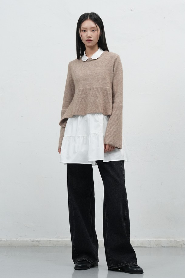 [25FW] WOMAN 니트 레이어드 러플 셔츠 원피스 [2COL]는 여성스러운 무드를 연출하는 니트 레이어드 원피스입니다. 부드러운 촉감의 아크릴, 폴리에스테르, 나일론, 면 혼방 소재로 제작되어 편안한 착용감을 선사합니다. 
클래식 카라와 긴 소매, A라인 핏으로 디자인되었으며, 무지 패턴에 러플 디테일이 더해져 페미닌한 포인트를 더했습니다.
니트와 원피스 세트로 구성되어 분리 착용이 가능하며, 단추 디테일로 포인트를 주었습니다.
차콜, 베이지 두 가지 컬러로 출시되어 데이트룩, 카페룩 등 다양한 스타일에 활용하기 좋습니다.
레귤러핏으로 캐주얼, 클래식, 미니멀 스타일을 즐겨 입는 여성분들께 추천합니다.
