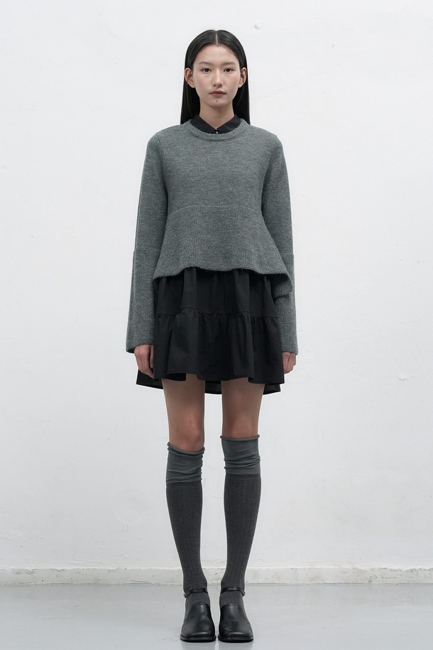 25FW] WOMAN 니트 러플 셔츠 원피스 [2COL] / WBE4L15510는 클래식한 무드의 여성 원피스입니다. 차콜, 베이지 2가지 색상으로 출시되었으며, 봄, 가을, 겨울 계절에 착용하기 좋습니다. 아크릴, 폴리에스테르, 나일론, 면 혼방 소재로 제작되어 부드러운 촉감을 선사합니다. 레이어드 디자인과 러플 디테일, 버튼 디테일이 특징이며, 스탠다드핏에 A라인 치마타입으로 여성스러운 실루엣을 연출합니다. 데이트룩, 카페룩, 모임룩 등 다양한 TPO에 미니멀하고 걸리시한 스타일을 더해줍니다.
