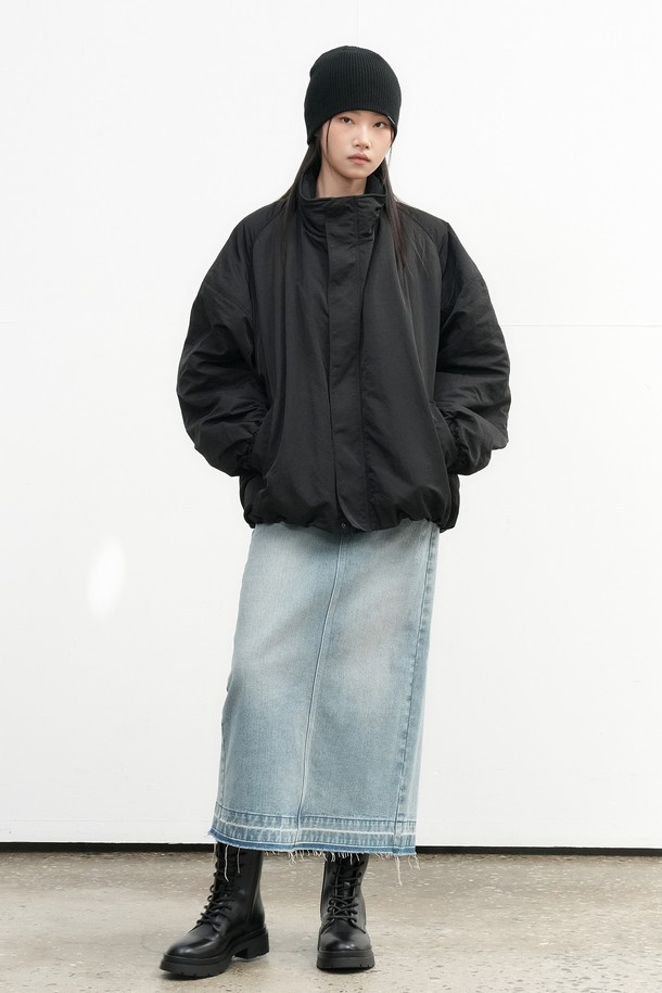 [25FW] UNISEX 베이직 하찌 비니는 가을과 겨울에 착용하기 좋은 유니섹스 비니입니다. 부드러운 니트 소재로 제작되어 깊은 모자 깊이와 두꺼운 두께감으로 포근한 착용감을 선사합니다. 베이직한 디자인에 하찌 패턴으로 포인트를 주어 미니멀, 캐주얼, 클래식 등 다양한 스타일 연출에 활용할 수 있습니다. 블랙 색상으로 어떤 옷에도 잘 어울려 겨울 데일리룩, 산책룩, 집콕룩 등 TPO에 맞춰 폭넓게 활용 가능합니다.
