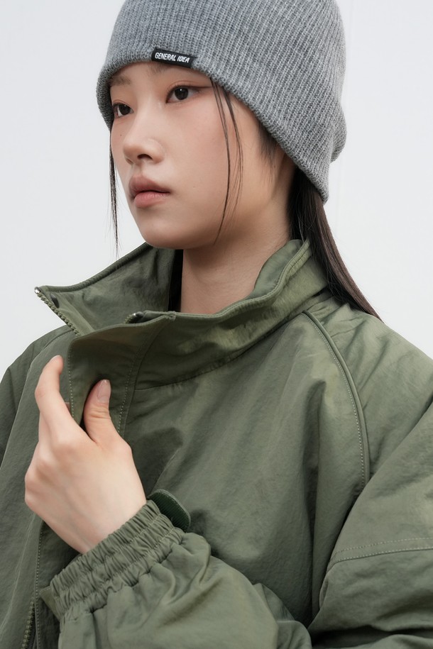 **[25FW] UNISEX 베이직 하찌 비니 [2COL] / SBE4U91011**는 유니섹스 디자인의 베이직 하찌 비니입니다. 부드러운 니트 소재로 제작되어 가을, 겨울철 따뜻하게 착용할 수 있으며, 일상과 출근룩, 모임룩 등 다양한 TPO에 어울립니다. 기본적인 디자인으로 캐주얼, 미니멀, 클래식 스타일을 모두 소화하며, 하찌 패턴이 은은한 포인트를 더합니다. 모자 깊이는 일반적이며, 부드러운 촉감으로 편안한 착용감을 선사합니다. 색상은 그레이 컬러로 출시되었습니다.
