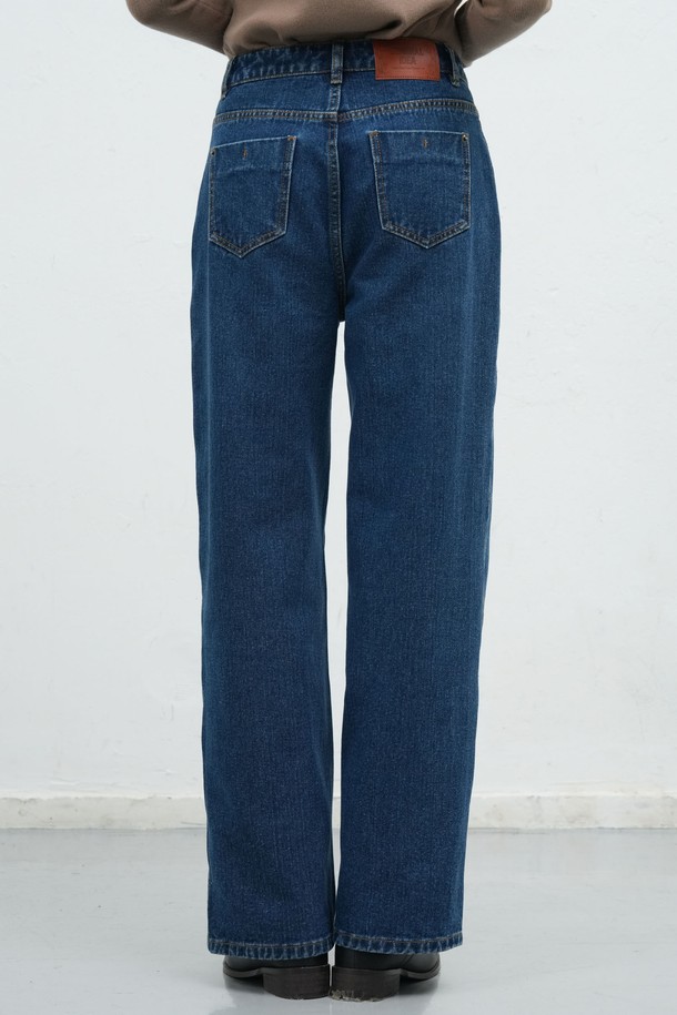 **[25FW] WOMAN 스캘럽 세미 와이드 데님 팬츠 [BLUE] / WBE4L11512**

세련된 여성 데이트룩과 출근룩을 완성해 줄 [25FW] WOMAN 스캘럽 세미 와이드 데님 팬츠입니다. 캐주얼, 미니멀, 클래식 스타일을 모두 아우르는 디자인으로, 가을과 겨울에 따뜻하게 착용할 수 있습니다. 블루 컬러의 무지 데님 소재로 제작되었으며, 넉넉한 루즈핏의 세미 와이드 핏이 편안함을 선사합니다. 밑단 스캘럽 디테일이 여성스러운 포인트를 더해줍니다. 데님 특유의 자연스러운 질감과 디자인이 돋보이는 아이템입니다.
