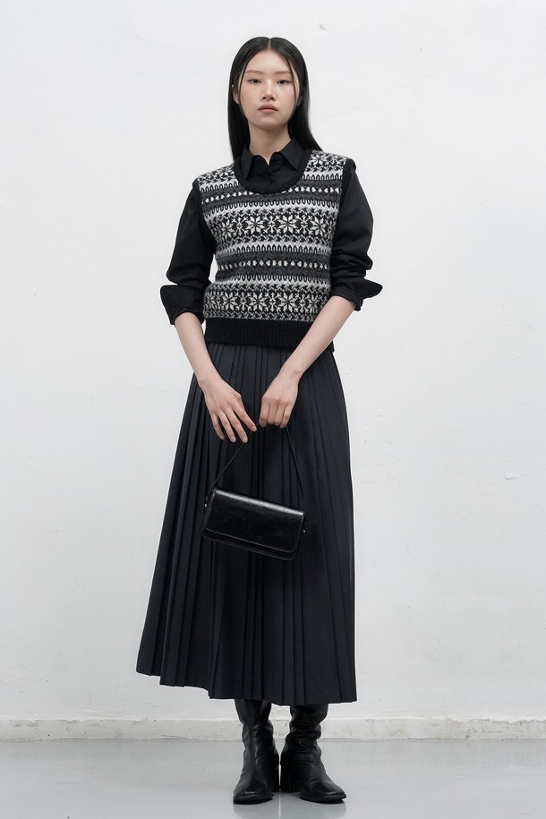 **[25FW] WOMAN 페어아일 니트 베스트 [3COL] / WBE4L06541**

따뜻하고 포근한 울 소재의 여성 페어아일 니트 베스트입니다. 가을과 겨울 시즌에 어울리는 두꺼운 두께감으로, 부드러운 촉감을 선사합니다. 라운드넥 디자인과 민소매 스타일로 제작되었으며, 캐주얼, 클래식, 미니멀한 스타일을 연출하기 좋습니다. 네이비, 블랙, 브라운 세 가지 색상으로 출시되어 다양한 모임룩에 활용할 수 있습니다. 레귤러핏으로 편안하게 착용 가능하며, 니트 패턴이 돋보이는 디자인입니다.
