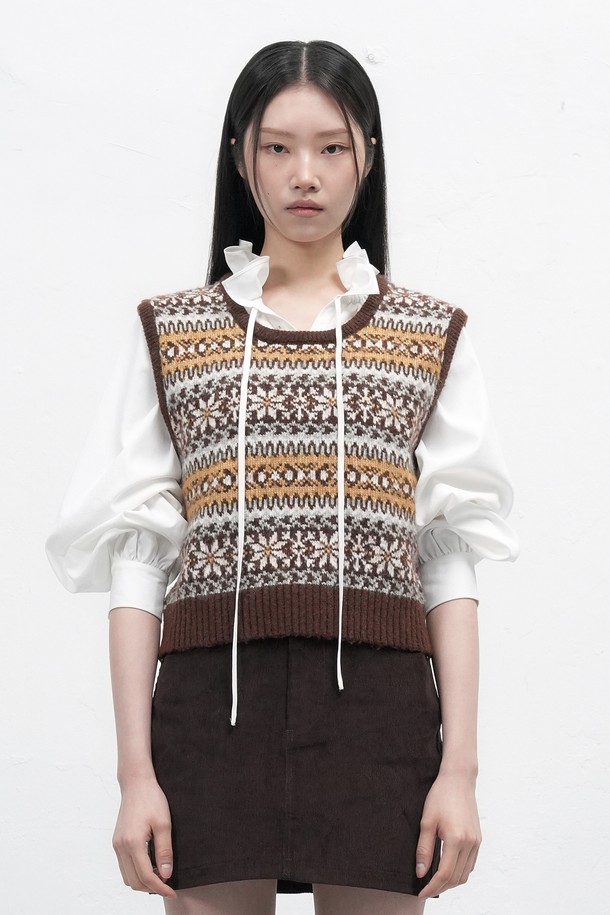 **[25FW] WOMAN 페어아일 니트 베스트 [3COL] / WBE4L06541**

따뜻한 울 소재와 부드러운 촉감이 돋보이는 [25FW] WOMAN 페어아일 니트 베스트입니다. 네이비, 블랙, 브라운 세 가지 색상으로 만나볼 수 있으며, 가을과 겨울에 활용하기 좋은 두꺼운 두께감의 라운드넥 민소매 베스트입니다. 페어아일 패턴이 더해져 캐주얼하면서도 베이직한 스타일을 연출하며, 출근룩과 모임룩 등 다양한 TPO에 활용 가능합니다. 레귤러핏으로 제작되어 편안한 착용감을 선사하며, 캐주얼, 클래식, 미니멀 스타일을 즐겨 입는 여성분들께 추천합니다. 겨울철 보온성을 높여주는 니트 베스트로, 데일리룩에 포인트를 더해보세요.
