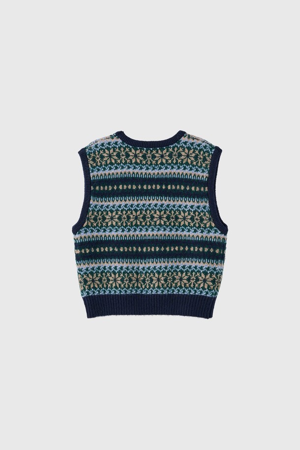 [25FW] WOMAN 페어아일 니트 베스트는 여성스러운 스타일을 완성하는 가을/겨울 시즌 필수 아이템입니다. 부드러운 울 소재와 두꺼운 두께감으로 포근하고 따뜻한 착용감을 선사합니다. 네이비, 블랙, 브라운의 세 가지 색상으로 출시되어 출근룩이나 모임룩 등 다양한 TPO에 활용 가능합니다. 페어아일 및 노르딕 패턴의 클래식한 디자인으로 캐주얼, 미니멀 스타일 모두 소화 가능하며, 레귤러핏 라운드넥 민소매 디자인으로 편안한 착용감을 제공합니다. 니트 조직 특유의 부드러운 촉감이 특징입니다.
