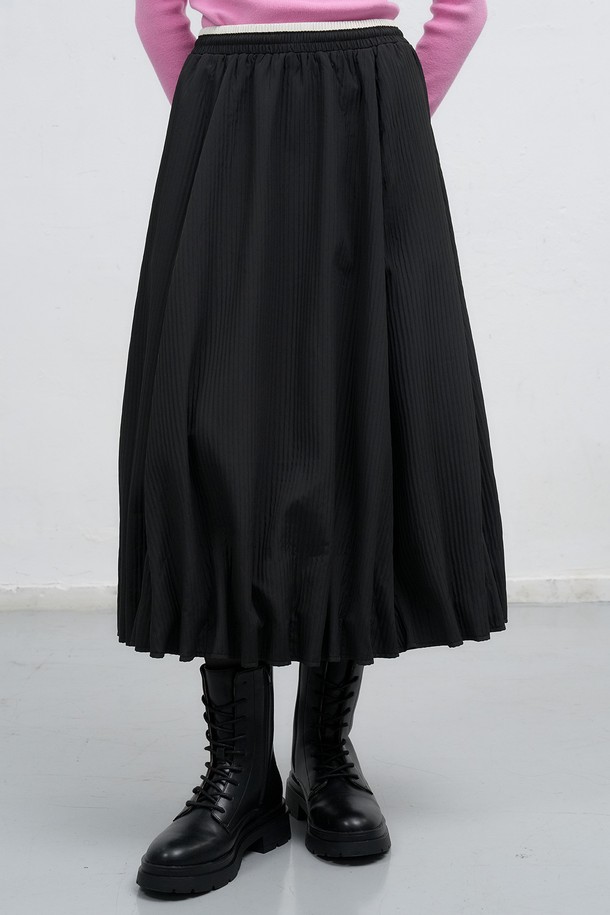 [25FW] WOMAN 클래식 레이스업 워커 [BLACK] / WBE3L97505는 가을, 겨울 시즌 여성 고객을 위한 워커입니다. 라운드 앞코와 블랙 컬러, 가죽 소재로 제작되어 클래식하고 미니멀한 스타일을 연출합니다. 중간굽, 통굽 디자인으로 편안한 착용감을 제공하며, 하이탑 디자인과 레이스업 여밈으로 포인트를 더했습니다. 데일리룩, 출근룩, 모임룩 등 다양한 TPO에 활용 가능하며, 워크웨어 스타일을 선호하는 고객에게 적합합니다.
