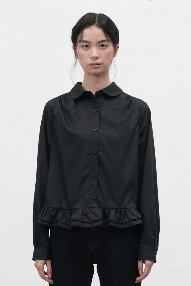 [25FW] WOMAN 라운드 카라 프릴 블라우스 [3COL] / WBE3L03513는 여성스러운 무드를 연출하는 블라우스입니다. 라운드 넥과 프릴 디테일이 여성스러운 분위기를 더하며, 클래식하고 우아한 스타일을 완성합니다. 레귤러 핏으로 편안하게 착용 가능하며, 봄, 가을 시즌에 활용하기 좋습니다. 오피스룩, 출근룩, 모임룩 등 다양한 TPO에 매치하여 세련된 스타일을 연출해보세요. 무지 패턴에 긴 소매 기장으로 미니멀하고 깔끔한 스타일을 선호하는 분들께 추천합니다.
