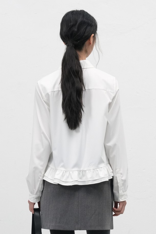 **[25FW] WOMAN 라운드 카라 프릴 블라우스 [3COL] / WBE3L03513**

클래식하면서도 우아한 무드를 연출하는 여성 라운드 카라 프릴 블라우스입니다. 봄, 가을 시즌에 착용하기 좋으며, 레귤러 핏으로 편안하게 착용 가능합니다. 라운드넥 디자인에 프릴 디테일과 카라 디자인이 더해져 여성스러운 포인트를 더했습니다. 화이트, 블루 두 가지 컬러로 제공되며, 오피스룩, 모임룩 등 다양한 TPO에 활용할 수 있습니다. 미니멀하면서도 세련된 스타일을 연출하고 싶은 분들께 추천합니다.
