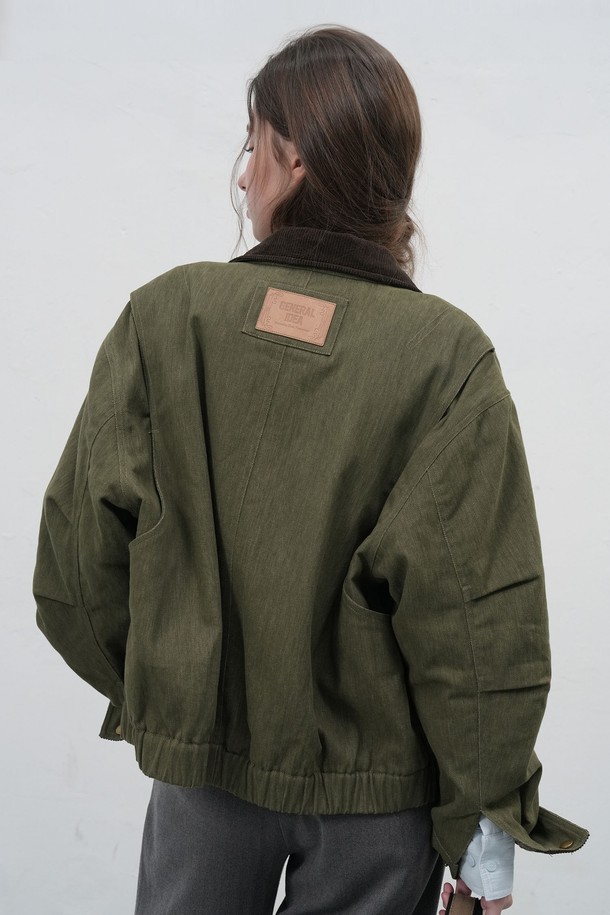 WOMAN 코듀로이 카라 패딩 워크 재킷 [2COL]은 여성스러운 무드의 캐주얼 스타일을 연출하기 좋은 아우터입니다. 핑크, 카키 두 가지 색상으로 출시되었으며, 가을과 겨울에 따뜻하게 착용할 수 있습니다. 촘촘한 코듀로이 소재에 넉넉한 두께감과 패딩 안감으로 보온성을 높였습니다. 버튼 여밈 방식의 레귤러 핏 워크 재킷으로, 출근룩이나 모임룩 등 다양한 TPO에 활용 가능합니다. 캐주얼, 클래식, 워크웨어 스타일을 즐기는 여성분들께 추천합니다.
