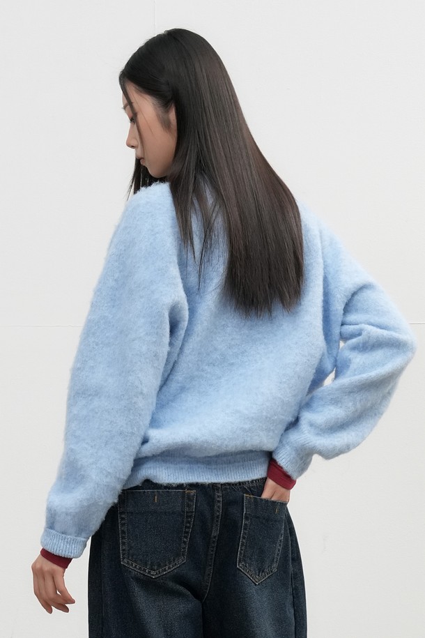 [25FW] UNISEX 헤어리 니트 풀오버 [4COL] / SBE4U05010는 포근하고 따뜻한 분위기를 연출하는 유니섹스 니트 풀오버입니다. 울과 아크릴 혼방 소재로 제작되어 부드러운 촉감과 보온성을 제공하며, 헤어리 텍스처가 특징입니다. 라운드넥 디자인에 오버핏으로 제작되어 편안한 착용감을 선사하며, 가을과 겨울 시즌 데일리룩 및 모임룩에 활용하기 좋습니다. 베이직하고 캐주얼한 스타일로 다양한 하의와 매치하여 클래식하고 미니멀한 룩을 연출할 수 있습니다. 그레이, 스카이블루 등 4가지 다채로운 컬러 옵션으로 만나보세요.
