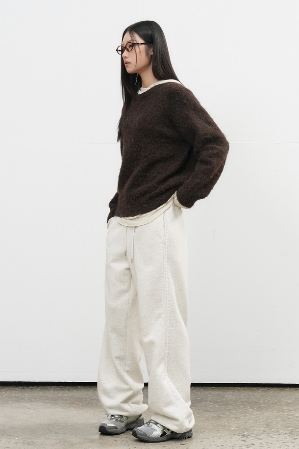 [25FW] UNISEX 헤어리 니트 풀오버 [4COL]는 가을, 겨울 시즌에 어울리는 유니섹스 상의입니다. 부드러운 울과 아크릴 혼방 소재로 제작되어 포근한 착용감을 선사하며, 두꺼운 두께감으로 보온성을 높였습니다. 오버핏 라운드넥 디자인에 헤어리 텍스처가 더해져 베이직하면서도 캐주얼한 스타일을 연출합니다. 다양한 룩에 매치하기 좋은 브라운 컬러의 긴소매 니트 스웨터입니다.
