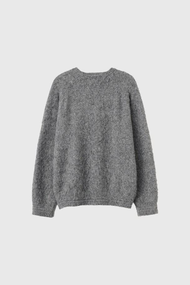 **[25FW] 유니섹스 헤어리 니트 풀오버 [4COL] / SBE4U05010**

부드러운 촉감의 헤어리 텍스처가 돋보이는 [25FW] 유니섹스 헤어리 니트 풀오버입니다. 미니멀하고 베이직한 스타일로, 가을과 겨울에 따뜻하게 착용할 수 있습니다. 라운드넥 디자인과 레귤러핏으로 편안한 착용감을 선사하며, 두께감 있는 소재로 보온성을 높였습니다. 무지 패턴의 긴소매 니트 풀오버로, 다양한 스타일의 연출이 가능합니다. 그레이 색상으로 어떤 옷에도 쉽게 매치할 수 있습니다.
