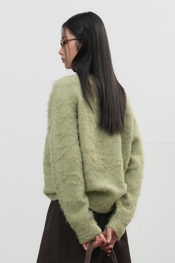 **[25FW] UNISEX 헤어리 니트 풀오버 [4COL] / SBE4U05010**

부드러운 헤어리 텍스처가 돋보이는 유니섹스 니트 풀오버입니다. 라운드넥 디자인에 오버핏으로 제작되어 편안한 착용감을 선사합니다. 가을, 겨울 시즌에 어울리는 두꺼운 두께감으로 따뜻하게 입을 수 있습니다. 울 소재로 제작되어 보온성을 높였으며, 캐주얼 스타일의 레오파드 패턴이 특징입니다. 그린, 브라운 등 4가지 컬러로 출시되어 취향에 맞게 선택 가능합니다.
