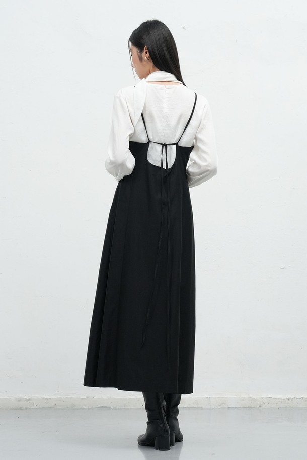 [25FW] WOMAN 레이어드 스트링 맥시 롱 원피스 [2COL] / WBE3L15507는 미니멀하고 클래식한 스타일을 추구하는 여성 의류입니다. 가을과 겨울에 어울리는 긴 소매의 하이넥 디자인이며, A라인 핏의 맥시 기장으로 우아함을 더합니다. 레이어드 디자인과 스트링 디테일, 서스펜더 스타일이 특징이며, 블랙과 카키 두 가지 색상으로 제공됩니다. 출근룩, 모임룩, 데이트룩 등 다양한 TPO에 활용 가능하며, 클래식, 미니멀, 시크한 스타일을 연출할 수 있습니다.
