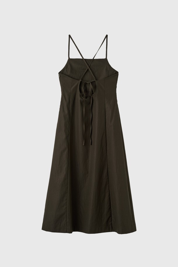 [25FW] WOMAN 레이어드 스트링 맥시 롱 원피스 [2COL]는 미니멀하고 베이직한 스타일을 추구하는 여성분을 위한 가을, 겨울 필수 아이템입니다. 부드럽게 흐르는 A라인 핏과 맥시 기장, 스퀘어넥 디자인이 세련된 실루엣을 연출하며, 레이어드 스타일로 다양한 분위기를 낼 수 있습니다. 긴 소매와 무지 디자인으로 어떤 TPO에도 잘 어울리며, 스트링 디테일로 허리 라인을 잡아 더욱 여성스러운 핏을 선사합니다. 데이트룩, 겨울 데일리룩, 모임룩 등 다양한 상황에서 클래식하고 시크한 매력을 뽐내보세요.
