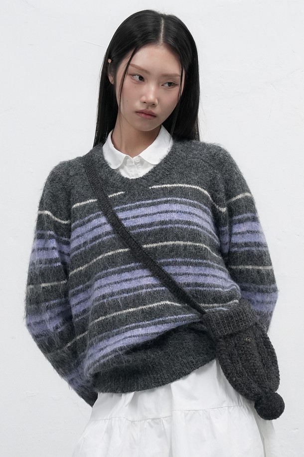 [25FW] WOMAN 비니 니트 백 [4COL] / WBE4L92513는 여성용 미디엄 사이즈의 사각 비니 니트 백입니다. 니트 소재로 제작되어 가을, 겨울 시즌에 따뜻하고 포근한 느낌을 주며, 캐주얼 및 미니멀 스타일 연출에 적합합니다. 블랙, 그레이, 퍼플 3가지 색상으로 출시되었으며, 스트라이프 무늬가 특징입니다. 일상생활에서 활용하기 좋은 실용적인 가방입니다.
