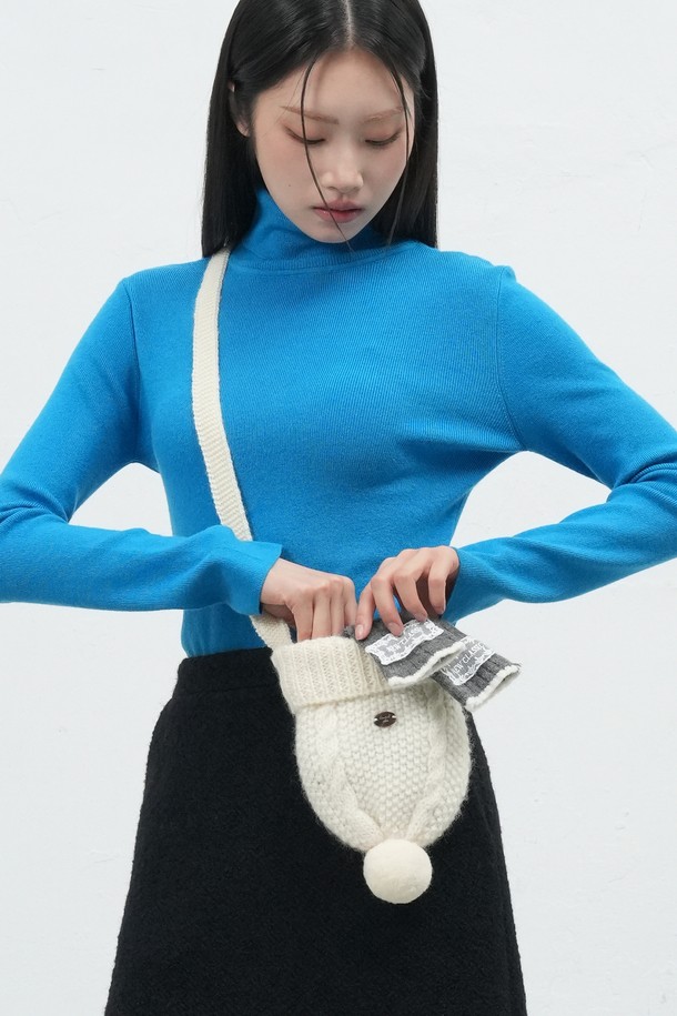 여성스러운 무드를 연출하는 [25FW] WOMAN 비니 니트 백입니다. 부드러운 니트 소재에 케이블 패턴을 더해 포근한 느낌을 주며, 폼폼과 리본 장식으로 걸리시한 분위기를 더했습니다. 크로스백 형태로 편안하게 착용 가능하며, 원형 디자인과 스몰 사이즈로 앙증맞은 매력을 선사합니다. 화이트, 그레이 컬러로 출시되어 다양한 데이트룩과 모임룩에 미니멀하게 포인트를 줄 수 있습니다. 겨울철 니트 소재 특유의 따뜻함과 사랑스러운 디자인이 돋보이는 아이템입니다.
