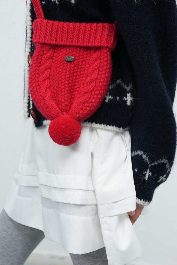 [25FW] WOMAN 비니 니트 백 [4COL] / WBE4L92513는 여성 고객을 위한 니트 소재의 스몰 사이즈 가방입니다. 톤 다운된 레드 컬러가 돋보이며, 무지 패턴에 니트 패턴 디자인으로 포인트를 주었습니다. 손잡이가 있어 실용적이며, 캐주얼한 스타일과 니트 소재 특유의 따뜻한 감성이 돋보입니다. 데이트룩, 카페룩, 동네 마실룩 등 다양한 TPO에 활용 가능하며, 캐주얼, 미니멀, 걸리시한 스타일을 연출하기 좋습니다. 가방 잠금 방식은 버튼형입니다.
