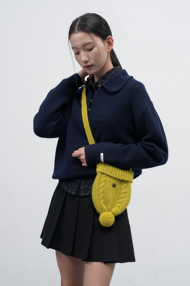 [25FW] WOMAN 비니 니트 백 [4COL] / WBE4L92513는 여성용 비니 니트 백입니다. 부드러운 니트 소재로 제작되어 가을과 겨울에 따뜻하게 사용할 수 있습니다. 스몰 사이즈로 제작되었으며, 케이블 패턴이 돋보이는 디자인입니다. 오픈형 잠금 방식으로, 일상에서 캐주얼하게 연출하기 좋습니다. 옐로우 컬러를 포함한 4가지 색상으로 출시되었습니다.
