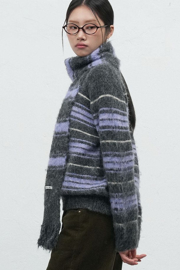 [25FW] WOMAN 헤어리 스트라이프 머플러는 여성스러운 스타일을 연출하기 좋은 머플러입니다. 부드러운 울 소재로 제작되어 가을, 겨울철 보온성을 높여주며, 헤어리 텍스처와 프린지 디테일이 특징입니다. 캐주얼, 클래식, 미니멀 스타일 모두 소화 가능하며, 산책룩에 포인트를 더할 수 있습니다. 그레이, 퍼플 컬러의 스트라이프 패턴으로 다양한 룩에 매치하기 용이합니다. 두꺼운 두께감으로 따뜻하고 포근한 착용감을 선사합니다.

