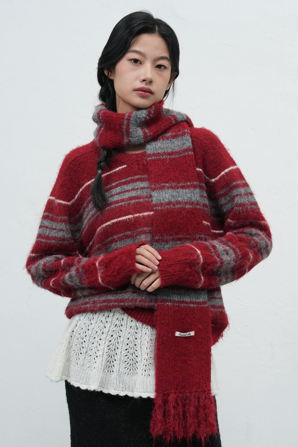 [25FW] WOMAN 헤어리 스트라이프 머플러 [4COL] / WBE4L96515는 여성용 머플러로, 가을과 겨울에 따뜻하게 착용할 수 있습니다. 부드러운 울 소재와 두꺼운 두께감, 헤어리 텍스처가 포근함을 더하며, 일상 및 출근룩에 캐주얼, 클래식, 미니멀한 스타일을 더해줍니다. 레드와 그레이 컬러의 스트라이프 패턴으로 디자인되어 다양한 룩에 포인트 아이템으로 활용하기 좋습니다. 보온 기능을 갖춰 추운 날씨에도 따뜻하게 몸을 보호해 줍니다.
