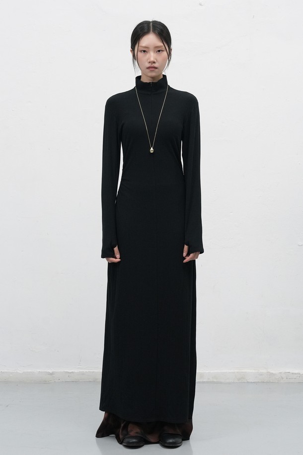 **베이직한 디자인에 셔링 디테일로 포인트를 더한 WOMAN 핏티드 골지 셔링 원피스입니다.** 부드러운 촉감의 니트 소재로 제작되어 가을, 겨울 시즌 따뜻하게 착용할 수 있습니다. 핏티드 디자인과 H라인의 롱 기장으로 여성스러운 실루엣을 연출하며, 터틀넥과 긴 소매가 세련된 분위기를 더합니다. 데이트룩, 모임룩, 연말 모임룩 등 다양한 TPO에 활용 가능하며, 미니멀, 클래식 스타일을 즐겨 입는 분들께 추천합니다. 블랙 컬러의 골지 패턴은 어떤 스타일에도 잘 어울려 활용도가 높습니다.
