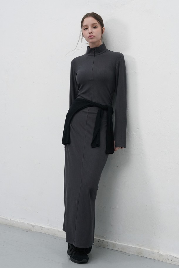 WOMAN 핏티드 골지 셔링 원피스는 여성스러운 실루엣을 연출하는 핏티드 디자인의 골지 원피스입니다. 부드러운 니트 소재로 제작되어 가을, 겨울 시즌에 따뜻하게 착용할 수 있으며, 하프넥과 셔링 디테일이 포인트입니다. 블랙과 그레이 두 가지 색상으로 출시되어, 미니멀하고 베이직한 스타일을 즐기는 분들께 추천합니다. 데이트룩, 모임룩, 출근룩 등 다양한 TPO에 활용 가능하며, 클래식하고 시크한 무드를 연출할 수 있습니다. 슬림한 H라인으로 떨어지는 타이트한 치마핏이 특징입니다.
