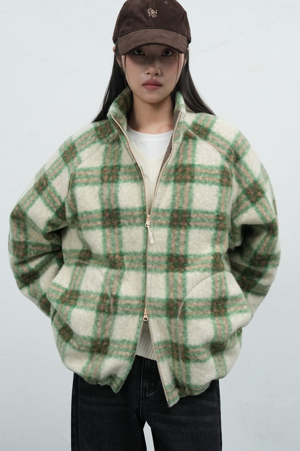 **[25FW] UNISEX 웜 체크 플리스 집업 점퍼 [2COL] / SBE3U07013**

부드러운 촉감의 플리스 소재로 제작된 유니섹스 점퍼입니다. 가을, 겨울 시즌에 적합하며, 따뜻한 웜 기능을 갖춰 보온성을 높였습니다. 캐주얼 스타일의 레귤러핏으로 편안하게 착용 가능하며, 체크 패턴이 돋보입니다. 블루와 그린 두 가지 색상으로 구성되어 있습니다. 집업 방식으로 간편하게 여밀 수 있으며 긴 소매 기장입니다.
