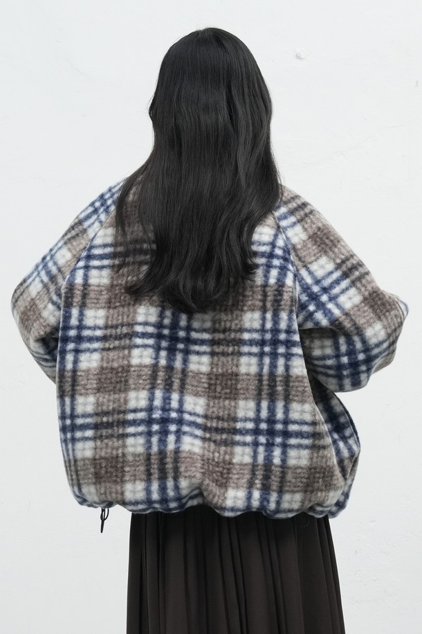 **[25FW] 유니섹스 웜 체크 플리스 집업 점퍼 [2COL] / SBE3U07013**

부드러운 촉감과 두꺼운 두께로 따뜻함을 선사하는 유니섹스 웜 체크 플리스 집업 점퍼입니다. 캐주얼한 체크 패턴에 오버핏 디자인으로 편안한 착용감을 제공하며, 가을과 겨울철 일상복으로 활용하기 좋습니다. 캠핑룩, 산책룩 등 다양한 TPO에 활용 가능하며, 미니멀, 캐주얼, 클래식 스타일을 연출하기 좋습니다. 베이지, 네이비, 화이트 3가지 컬러로 출시되었습니다. 긴 소매 기장의 집업 스타일로 간편하게 착용할 수 있습니다.
