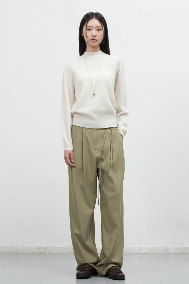 **[25FW] WOMAN 홀가먼트 울 모크넥 니트 풀오버 [3COL] / WBE4L05543**

부드러운 촉감의 울 소재로 제작된 여성용 홀가먼트 모크넥 니트 풀오버입니다. 가을과 겨울에 착용하기 좋은 두꺼운 두께감으로, 베이직하고 미니멀한 스타일을 연출합니다. 레귤러핏으로 제작되었으며, 소매는 긴소매입니다. 출근룩과 모임룩 모두에 잘 어울리며, 미니멀, 클래식, 캐주얼 등 다양한 스타일을 소화할 수 있습니다. 화이트, 그레이 2가지 색상으로 만나보세요.
