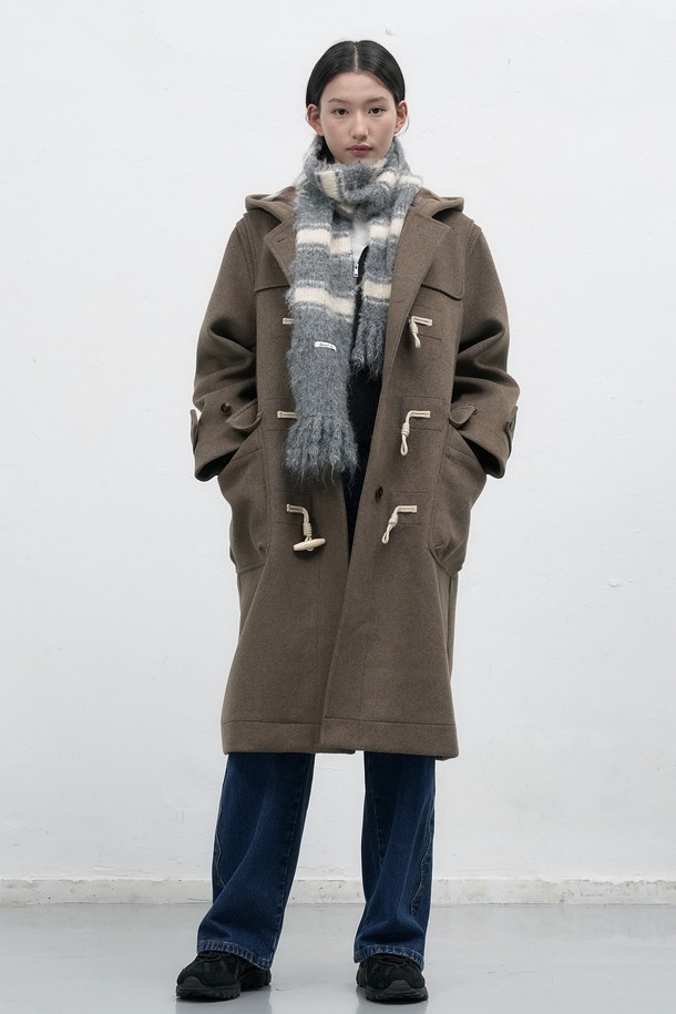 [25FW] 우먼 울 블렌드 더플 롱코트 [2COL]는 여성스러운 실루엣을 강조하는 겨울철 필수 아이템입니다. 다크 네이비와 모카, 두 가지 세련된 컬러로 출시되어, 클래식하고 베이직한 스타일을 연출하기 좋습니다. 울 블렌드 소재로 제작되어 보온성이 뛰어나며, 롱 기장과 레귤러핏 디자인으로 어떤 룩에도 잘 어울립니다. 출근룩, 모임룩, 데이트룩 등 다양한 TPO에 활용할 수 있으며, 미니멀하고 시크한 스타일을 완성해 보세요. 토글 여밈 방식으로 편안하게 착용할 수 있으며, 긴 소매 기장으로 따뜻함을 더했습니다.
