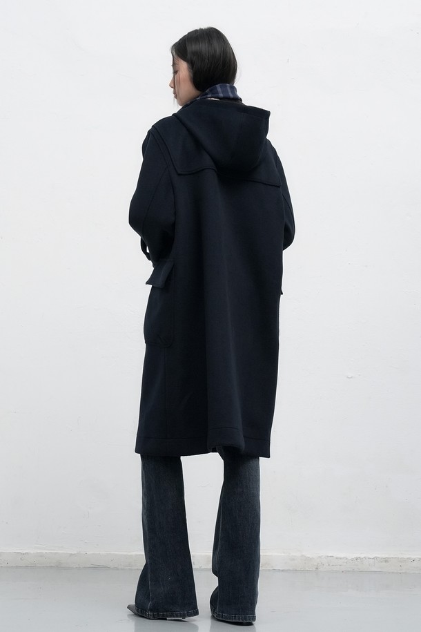 **[25FW] WOMAN 울 블렌드 더플 롱코트 [2COL] / WBE4L10521**

클래식하고 베이직한 스타일의 여성용 더플 롱코트입니다. 다크 네이비와 모카 두 가지 색상으로 출시되었으며, 가을과 겨울에 따뜻하게 착용할 수 있습니다. 울 혼방 소재로 제작되어 두꺼운 두께감을 자랑하며, 루즈핏 디자인으로 편안한 착용감을 제공합니다. 후드가 달려 있으며, 토글 여밈 방식으로 포인트를 더했습니다. 출근룩, 모임룩 등 다양한 TPO에 활용할 수 있는 미니멀한 디자인의 아우터입니다.
