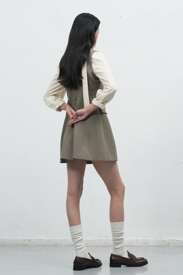 25FW WOMAN 버튼 레이어드 미니 원피스는 여성스러운 실루엣을 연출하는 미니 원피스입니다. 모던하고 미니멀한 스타일로, 가을과 겨울에 어울리는 7부 소매와 A라인 치마핏이 특징입니다. 카키와 화이트 두 가지 컬러로 출시되어, 데이트룩이나 모임룩에 활용하기 좋습니다. 브이넥 라인과 버튼 디테일, 레이어드 디자인이 세련된 느낌을 더합니다. 미니멀, 클래식, 시크 스타일을 즐기는 여성에게 추천합니다.
