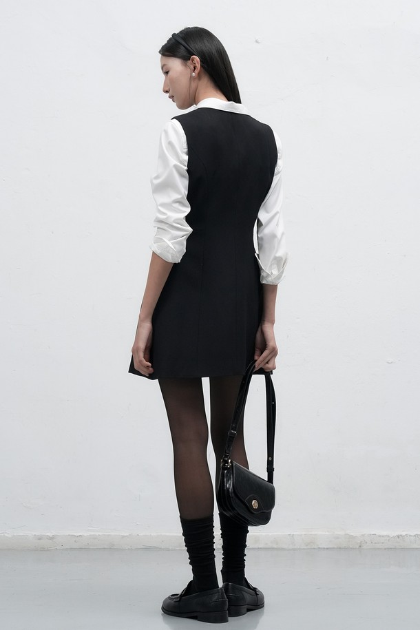 세련된 스타일을 완성해 줄 [25FW] WOMAN 버튼 레이어드 미니 원피스 입니다. 미니멀하고 클래식한 무드를 선호하는 여성분들을 위한 데일리 원피스로 가을과 겨울에 따뜻하게 착용할 수 있습니다. A라인 핏과 브이넥 디자인이 여성스러운 실루엣을 연출하며, 버튼 디테일과 레이어드 스타일이 특징입니다. 블랙과 베이지 두 가지 컬러로 출시되어, 데이트룩, 오피스룩, 모임룩 등 다양한 TPO에 활용 가능합니다.
