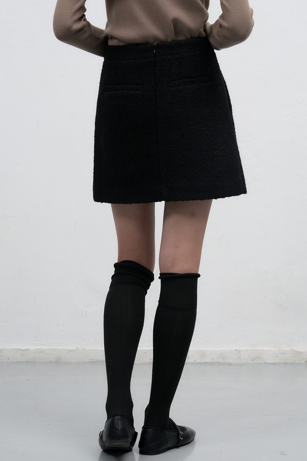 **[25FW] WOMAN 부클 미니 스커트 [2COL]**는 부드러운 촉감의 부클 소재로 제작되어 가을, 겨울 시즌에 따뜻하게 착용하기 좋은 여성 미니스커트입니다. 베이직하고 캐주얼한 H라인 핏으로, 일상에서 편안하게 즐겨 입을 수 있습니다. 블랙과 브라운 두 가지 컬러로 출시되어 다양한 스타일 연출이 가능하며, 데이트룩과 모임룩에 활용하기 좋습니다. 캐주얼, 클래식, 미니멀 스타일을 모두 소화하며, 25FW 시즌을 대표하는 아이템입니다.

