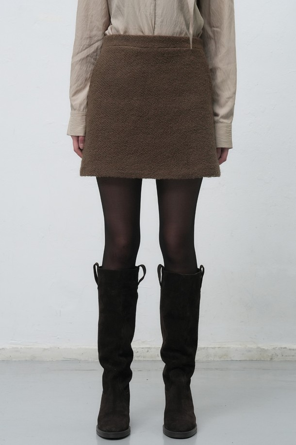 [25FW] WOMAN 부클 미니 스커트 [2COL]는 부드러운 촉감과 두꺼운 두께감으로 가을, 겨울 시즌에 따뜻하게 착용하기 좋은 여성 미니스커트입니다. H라인 핏과 미니멀, 베이직한 디자인으로 다양한 스타일 연출이 가능하며, 데이트룩, 캐주얼 룩에 활용하기 좋습니다. 부클 소재 특유의 포근함이 돋보이며, 브라운 컬러와 2가지 컬러 구성으로 제공됩니다. 레귤러핏으로 제작되어 편안한 착용감을 선사합니다. 무지 패턴으로 어떤 상의와도 매치하기 용이하여 활용도가 높습니다.
