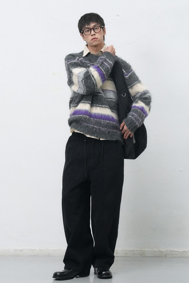 **[25FW] MAN 멀티 스트라이프 헤어리 풀오버**는 부드러운 울 소재로 제작되어 포근한 착용감을 선사하는 남성용 니트/스웨터입니다. 차콜과 카키 두 가지 색상으로 제공되며, 가을과 겨울에 어울리는 두꺼운 두께감과 오버핏 실루엣이 특징입니다. 캐주얼, 미니멀, 클래식 스타일을 아우르는 디자인으로, 라운드넥과 긴 소매, 헤어리 텍스처의 스트라이프 패턴이 돋보입니다. 일상에서 편안하게 스타일리시함을 연출할 수 있는 아이템입니다.
