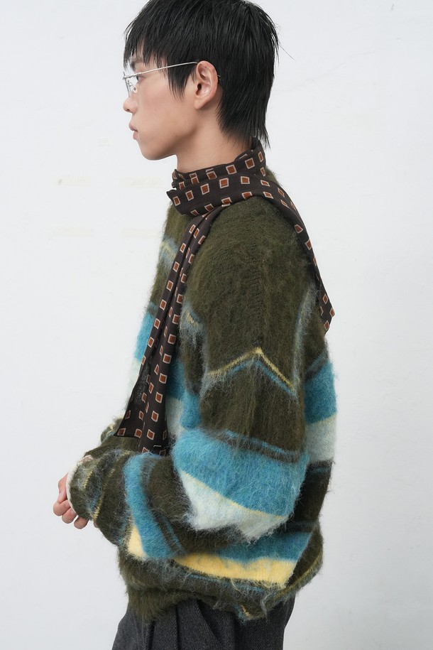 **[25FW] MAN 멀티 스트라이프 헤어리 풀오버 [2COL]**는 남성용 니트/스웨터로, 가을과 겨울에 어울리는 두꺼운 두께감의 풀오버입니다. 부드러운 울 소재로 제작되어 포근한 착용감을 선사하며, 캐주얼한 무드의 라운드넥 레귤러핏 디자인입니다. 카키와 차콜 두 가지 색상으로 출시되었으며, 헤어리 텍스처와 멀티 스트라이프 패턴이 특징입니다. 출근룩, 캐주얼, 클래식, 미니멀 스타일 연출에 적합합니다.
